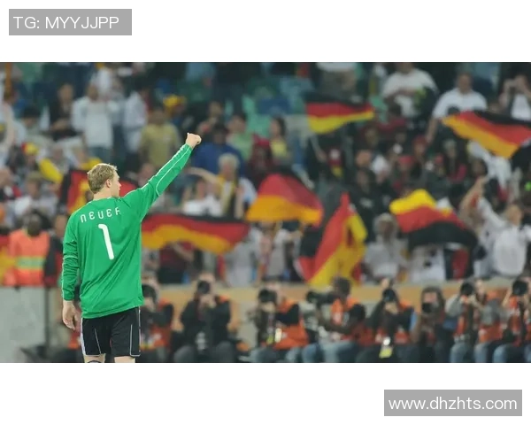 足球巨星背影4K超清壁纸，展现英勇与自信的完美瞬间